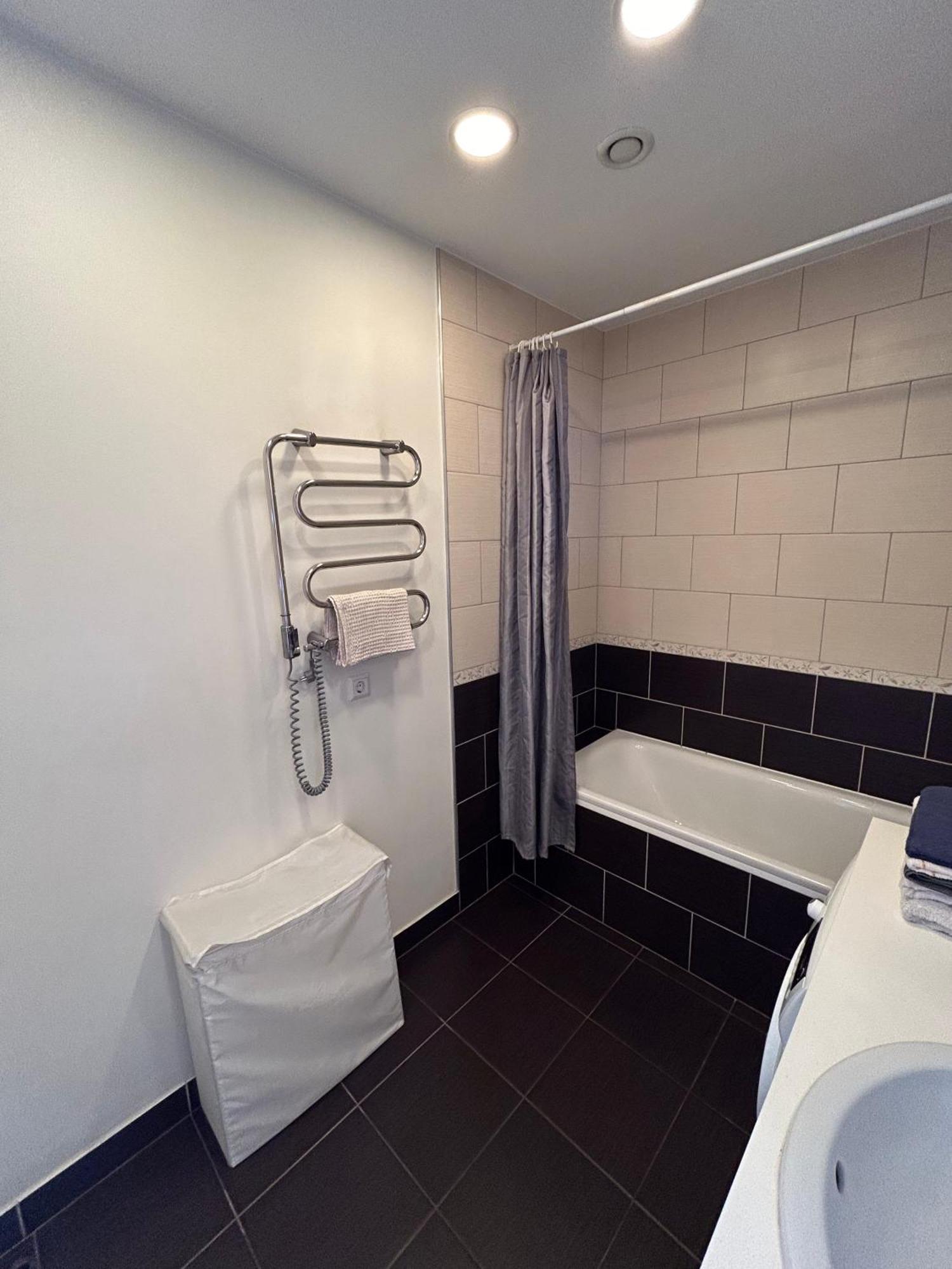 Your Home - Spacious Apartment In City Center, With Balcony & Self Check-In VNO Extérieur photo