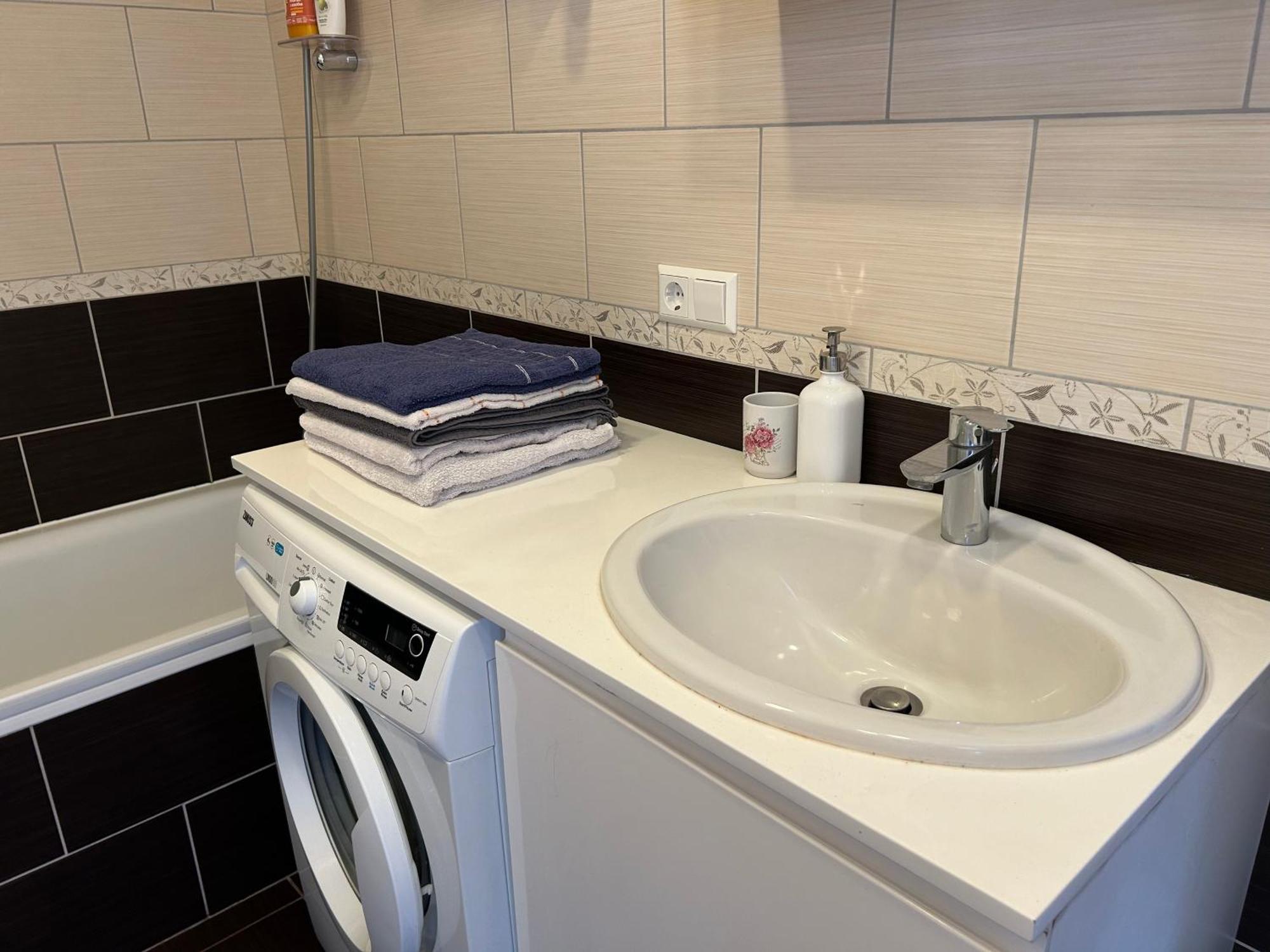 Your Home - Spacious Apartment In City Center, With Balcony & Self Check-In VNO Extérieur photo